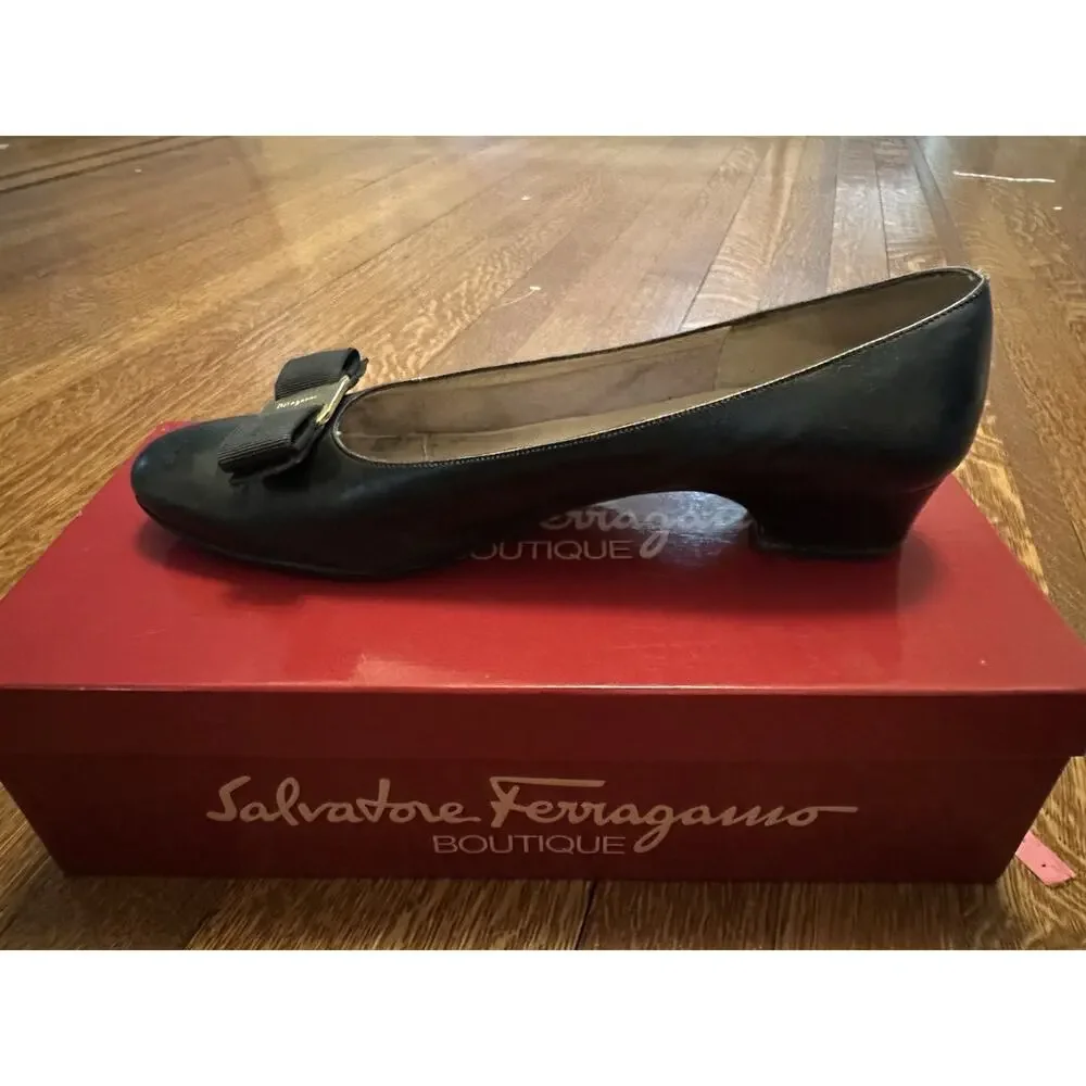 Vintage Salvatore Ferragamo Black Leather Round Toe Block Heel Bow Pumps US 9